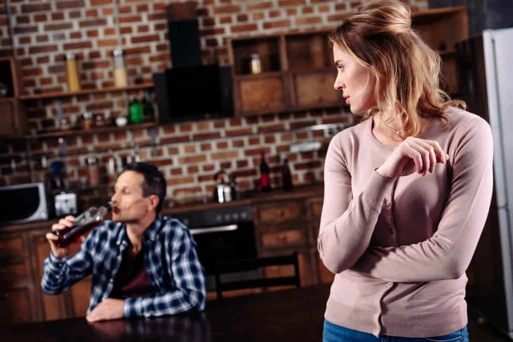 Vztahová poradna: Opilý manžel naboural, napadl mě, má podmínku... mám ho nechat bydlet doma?