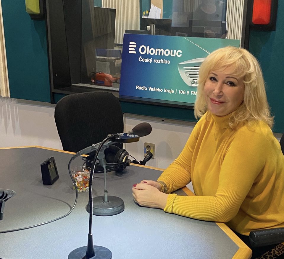Jana Řehulková ve studiu Českého rozhlasu Olomouc